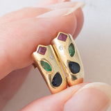 Orecchini vintage in oro giallo 14K con diamanti (0.01ctw ca.), rubini (0.15ctw ca.), smeraldi (0.10ctw ca.) e zaffiri (0.36ctw ca.), anni ‘70