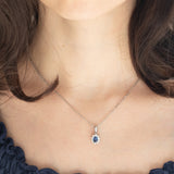 Ciondolo a margherita in oro bianco 14K con zaffiro (0.60ct ca.) e diamanti (0.20ctw ca.), anni ‘80