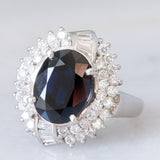 Anello a margherita vintage in platino con zaffiro (4.74ct) e diamanti (0.86ctw), anni ‘80