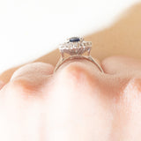 Anello a margherita vintage in oro bianco 14K con zaffiro (1.40ct ca.) e diamanti (0.30ctw ca.), anni ‘60/‘70