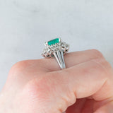 Anello vintage in oro bianco 14K con smeraldo (2ct ca.) e diamanti di taglio brillante (1.40ctw ca.), anni ‘60/‘70