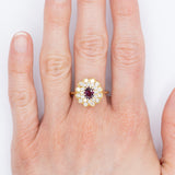Anello a fiore vintage in oro giallo 14K con rubino (1ct ca.) e diamanti di taglio brillante (0.70ctw ca.), anni ‘70