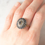 Anello a margherita vintage in stile antico in oro giallo 18K e argento con zaffiri (1ctw ca.) e diamanti di taglio rosetta (0.12ctw ca.), anni ‘60/‘70