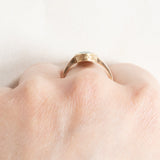 Anello antico in oro giallo 14K con cammeo su agata verde, primi del ‘900