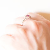 Anello a margherita vintage in oro bianco 18K con rubino (0.42ct ca.) e diamanti (0.12ctw ca.), anni ‘70/‘80