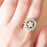 Anello a fiore vintage in oro giallo 18K con diamanti di taglio brillante (1.60ctw ca.), anni ‘60/‘70