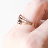 Anello “triplo” antico in oro giallo 14K con pietra imitazione di rubino, diamante di taglio vecchia miniera (0.18ct ca.) e zaffiro, anni ‘10/‘20