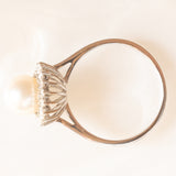 Anello a margherita vintage in oro bianco 14K con perla bianca e diamanti di taglio brillante (0.30ctw ca.), anni ‘50/‘60
