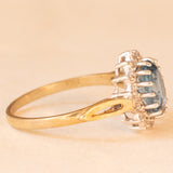 Anello a margherita vintage in oro giallo e bianco 9K con topazio azzurro (1.70ct ca.) e diamanti (0.14ctw ca.), anni ‘80