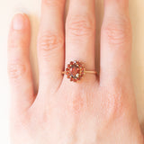 Anello a margherita vintage in oro giallo 9K con granati (1.40ctw ca.), anno 2006