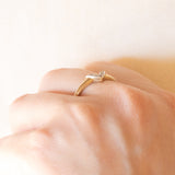 Anello a “V” vintage in oro giallo e bianco 9K con diamanti, anni ‘70