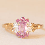 Anello a fiore vintage in oro giallo e bianco 9K con zaffiri rosa sintetici (0.80ctw ca.) e diamanti, anno 1981