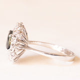 Anello a margherita vintage in oro bianco 18K con zaffiro (1.50ct ca.) e diamanti (0.30ctw ca.), anni ‘70