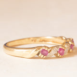 Veretta vintage in oro giallo e bianco 9K con rubini (0.25ctw ca.) e diamanti (0.03ctw ca.), anni ‘70/‘80