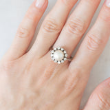 Anello a margherita vintage in oro bianco 18K con perla bianca e diamanti di taglio brillante (0.48ctw ca), anni ‘60