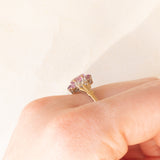 Anello a fiore vintage in oro giallo e bianco 9K con zaffiri rosa sintetici (0.80ctw ca.) e diamanti, anno 1981
