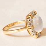 Anello a margherita vintage in oro giallo 18K con pietra di Luna (3.50ct ca.) e diamanti di taglio brillante (0.36ctw ca.), anni ‘70