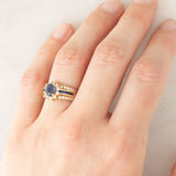 Anello a fascia + a margherita vintage in oro giallo 14K con zaffiri (0.65ctw ca.) e diamanti (0.25ctw ca.), anni ‘70
