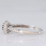 Anello a margherita vintage in oro bianco 9K con zaffiro di taglio carré (0.20ct ca.) e diamanti (0.38ctw ca.), anni ‘90/anni ‘2000