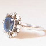 Anello a margherita vintage in oro bianco 14K con zaffiro (2ct ca.) e diamanti (0.16ctw ca.), anni ‘60/‘70