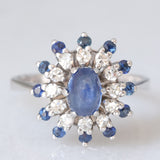 Anello a margherita vintage in oro bianco 14K con zaffiri (1.74ctw ca.) e diamanti (0.48ctw ca.), anni ‘70/‘80