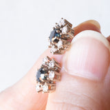 Orecchini a margherita vintage in oro bianco 14K con zaffiri (0.80ctw ca.) e diamanti di taglio brillante (0.72ctw ca.), anni ‘70