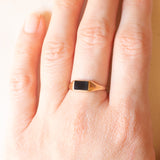 Anello chevalier vintage in oro giallo 9K con onice, anno 1984