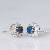 Orecchini a margherita vintage in oro bianco 14K con topazi blu (0.70ctw ca.) e diamanti (0.32ctw ca.), anni ‘70