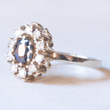 Anello a margherita vintage in oro bianco 14K con zaffiro (0.65ct ca.) e diamanti di taglio brillante (0.40ctw ca.), anni ‘70