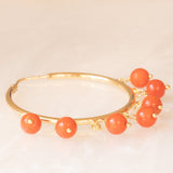 Orecchini a cerchio in oro giallo 18K con sfere di corallo arancione pendenti, anni ‘60