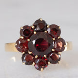 Anello a fiore vintage in oro giallo 8K con granati (2ctw ca.), anni ‘50/‘60