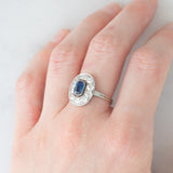 Anello a margherita antico in oro bianco con zaffiro (0.70ct ca.) e diamanti di taglio vecchia miniera (1ctw ca.), anni ‘20/‘30