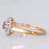 Anello a margherita vintage in oro giallo e bianco 9K con rubino (0.12ct ca.) e diamanti (0.04ctw ca.), anno 1988
