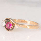 Anello Toi et Moi in oro giallo 14K con rubino sintetico (0.17ct ca.) e diamante di taglio vecchia Europa (0.15ct ca.), anni ‘10/‘20