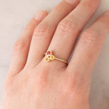 Trilogy astrattato in oro giallo 8K con topazi colorati (0.30ctw ca.), anni ‘70/‘80