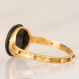 Raro anello rosario antico in oro giallo 18K con onice e perline bianche, fine ‘800/inizio ‘900