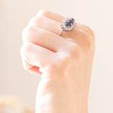 Anello vintage in oro bianco 18K con zaffiri (0.85ctw ca.) e diamanti di taglio brillante (0.40ctw ca.), anni ‘60/‘70