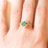 Anello a margherita vintage in oro giallo 14K con smeraldo (0.35ct ca.) e diamanti (0.50ctw ca.), anni ‘70