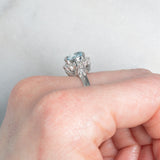 Anello a margherita vintage in platino con acquamarina (0.93ct) e diamanti (0.29ctw), anni ‘80