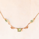 Collana vintage in oro giallo 9K con paste di vetro verdi e imitazioni di perle bianche, anni ‘70