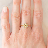 Anello “sole” in oro giallo 9K con apatite verde (1.19ct) e zaffiri bianchi