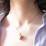 Ciondolo portafoto vintage a forma di cuore con lamina in oro giallo 9K su metallo, anni ‘50/‘60