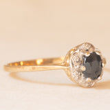 Anello a margherita in oro giallo 9K con zaffiro (0.50ct ca.) e diamanti (0.03ctw ca.), anni ‘80