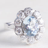 Anello a margherita francese vintage in platino e in oro bianco 18K con acquamarina (1.60ct ca.) e diamanti di taglio brillante (0.80ctw ca.), anni ‘70/‘80