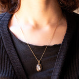 Collana vintage con catenina in oro giallo 9K e con ciondolo in oro giallo 9K e con jasperware nero