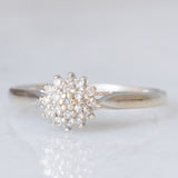 Anello a fiore vintage in oro bianco 9K con diamanti (0.10ctw ca.), anni ‘70/‘80