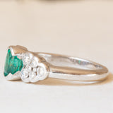 Anello vintage in oro bianco 18K con smeraldo (0.50ct ca.) e diamanti di taglio brillante (0.50ctw ca.)