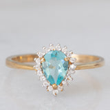 Anello a margherita a goccia in oro giallo 9K con apatite (0.59ct) e zirconi bianchi