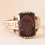 Anello vintage in oro giallo 14K con corniola incisa con profilo di soldato romano, anni ‘50/‘60