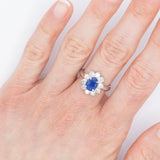 Anello a margherita in platino con zaffiro (1.66ct ca.) e diamanti di taglio brillante (0.88ctw ca.), anni ‘90